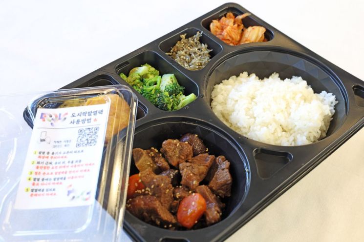 밀라노 동계올림픽 선수단 도시락 살펴보는 최휘영 장관