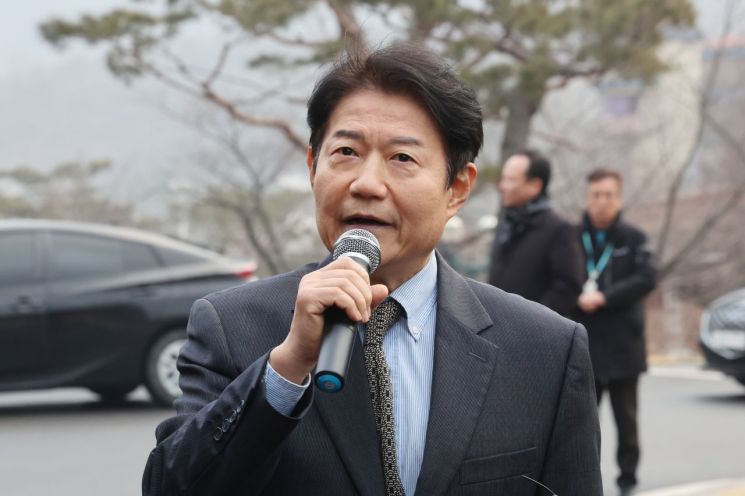 우희종 한국마사회 신임 회장이 5일 경기도 과천 한국마사회 본관 앞에서 경마공원 이전 반대 기자회견을 연 노조원들을 향해 발언하고 있다. 연합뉴스