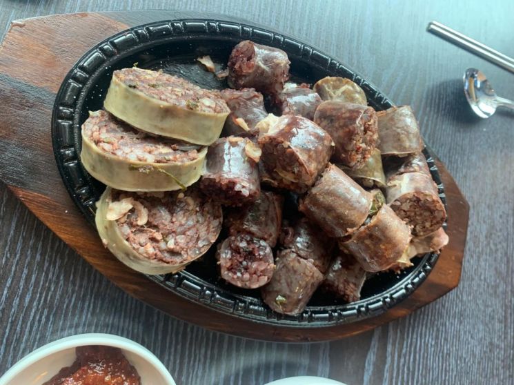 "순대 한 점에 1000원?"…유명 프랜차이즈 바가지 순대에 '시끌'