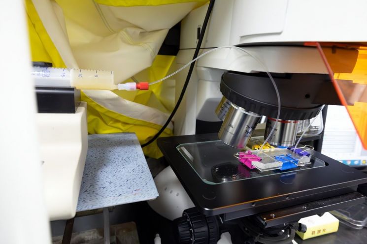 오염물 섞인 흙탕물을 미세유체칩에 흘려 오염물질을 추출하는 모습. 연구팀 제공