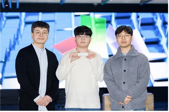 연구팀 사진. 왼쪽부터 김주현 화학연 박사(교신저자), 최성욱 학생연구원(제 1저자), 유재범 충남대 교수(교신저자)).