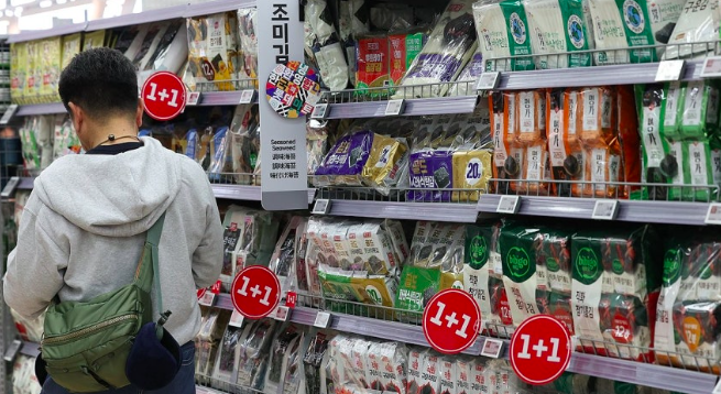 해외서 감자칩처럼 집어 먹더니…한국인들 "국민 반찬, 값이 너무 많이 올랐잖아?"