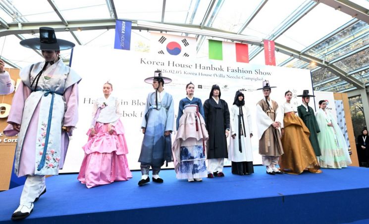 외국인 모델들이 5일(현지시간) 이탈리아 밀라노의 '빌라 네키 캄필리오'에서 열린 '2026 밀라노·코르티나 동계올림픽 코리아하우스 오프닝 행사'에서 한복 패션쇼를 하고 있다.    [사진 제공= 대한체육회]