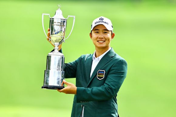 송영한이 2023년 JGTO 산산 KBC 오거스타에서 우승한 뒤 트로피를 들고 환하게 웃고 있다. AP연합뉴스