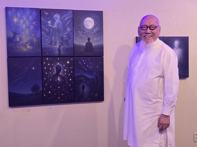 윤동주의 시를 AI아트로 재해석한 특별전을 개최한 정산 김연식 작가.