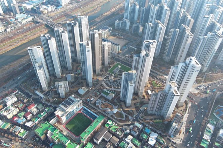 광명시 저층 아파트 재건축 사업의 마지막 입주 단지인 '철산자이브리에르'. 단지 오른쪽은 지난해 입주자를 맞은 '철산자이더헤리티지'다. GS건설 홈페이지