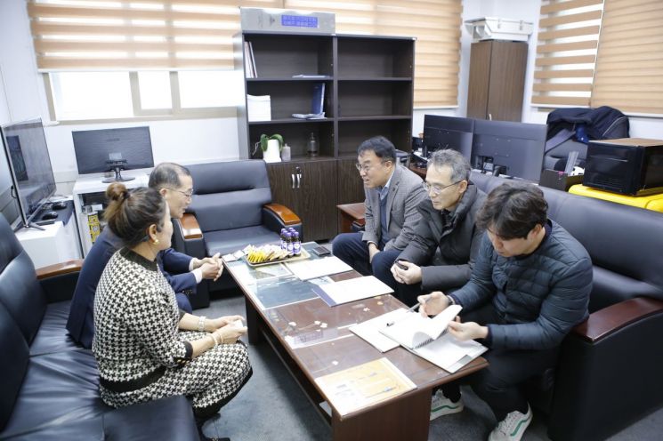 부산지방조달청 신봉재 청장 등이 6일 우수조달물품 지정업체인 ㈜태정이엔지(대표 이도경)를 찾아 현장 애로사항을 듣고 있다.