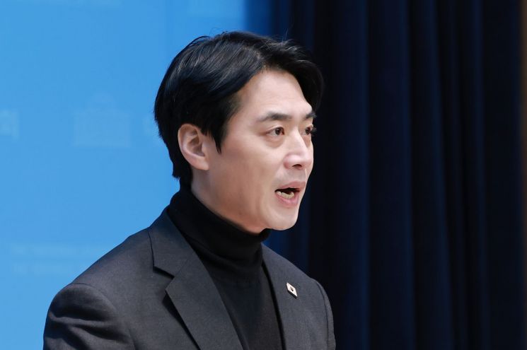 한준호 더불어민주당 의원이 6일 국회 소통관에서 민주당과 조국혁신당 합당과 관련해 긴급 의원총회 소집을 요구하고 있다. 연합뉴스