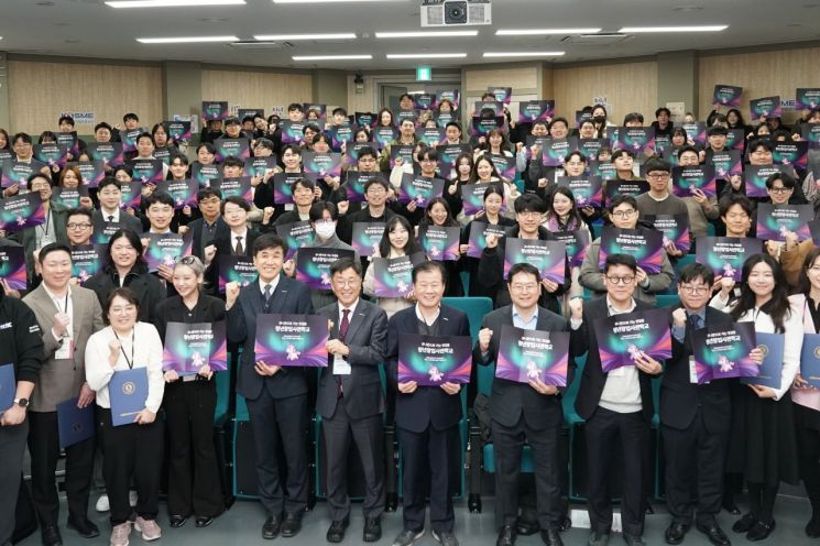 6일 경기도 안산 청년창업사관학교에서 열린 청년창업사관학교 및 글로벌창업사관학교 졸업식 참석자들이 기념촬영을 하고 있다. 중진공