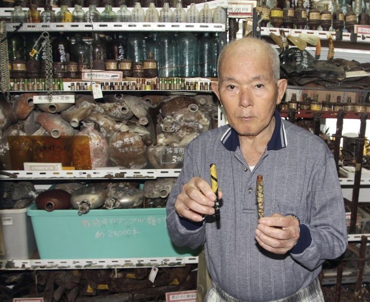 2018년 옛 참호에서 발견한 만년필 2자루를 손에 든 고인. 나하＜일본 오키나와＞ 교도 연합뉴스