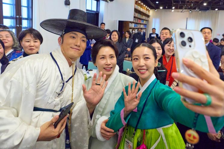 한복 명예 홍보대사 된 金여사 "한복은 K컬처의 핵심 자산" 