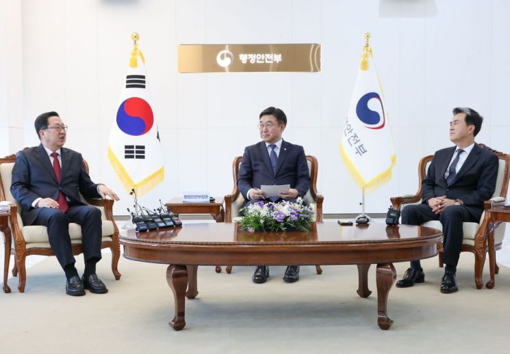 왼쪽부터 이장우 대전시장, 윤호중 행안부 장관, 김태흠 충남도지사(사진=대전시 제공)