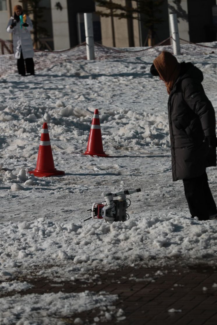 [노필터 로봇]얼음위에서 멈추고 넘어지고… 로봇개 좌충우돌 레이스