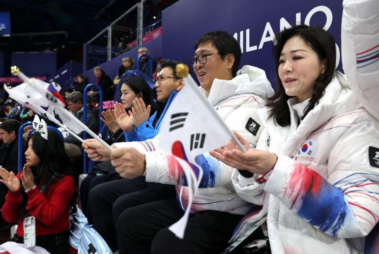 최휘영 장관, 신지아 등 피겨스케이팅 대표팀 응원