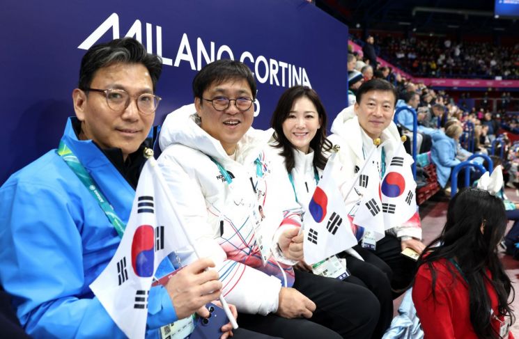 최휘영 장관, 신지아 등 피겨스케이팅 대표팀 응원