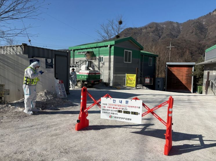 포천시가 7일 오전 돼지 농가 아프리카돼지열병(ASF) 확진됨에 따라 농가 출입을 통제하고 있다. 포천시 제공