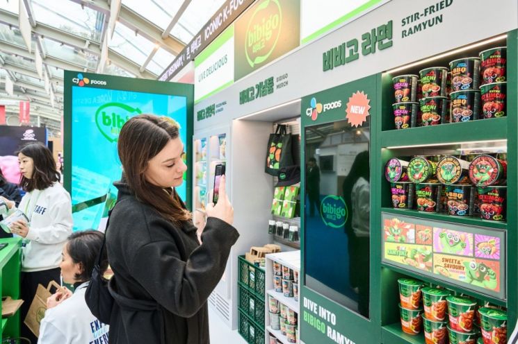 밀라노 코리아하우스 '비비고 존' 부스에서 외국인 방문객이 제품을 살펴보고 있다. CJ제일제당 제공.