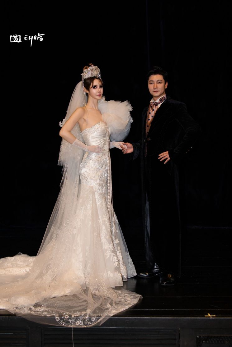 나영희 모델이 백색의 웨딩드레스로 아름다움을 뽐내고 있다. 태양 작가