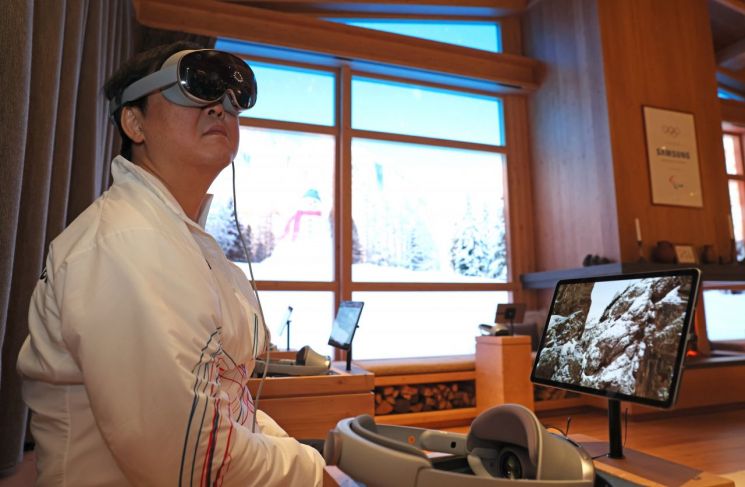 Minister Choi Hwiyeong Visits Samsung House at Milan Olympics