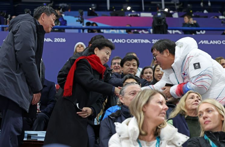 최휘영 장관 밀라노 아이스스케이팅 아레나 방문…피겨 차준환 응원