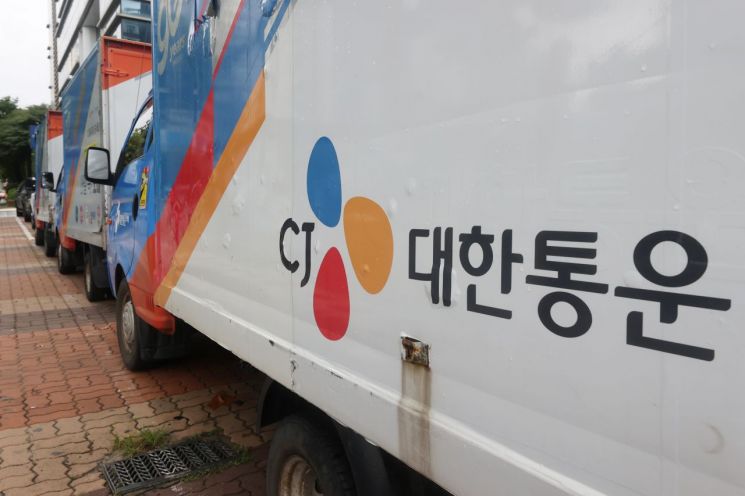 쿠팡 잡으려고 대형마트 새벽배송…13년 만의 '변심'에 활짝 웃는 이곳[주末머니]