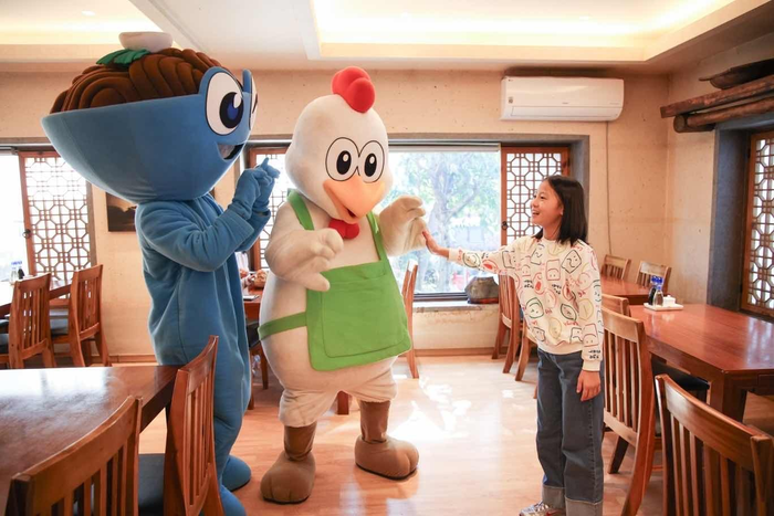 춘천막국수닭갈비축제 마스코트와 인사하는 모습. 춘천시 제공