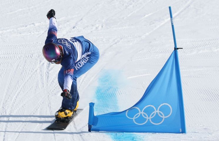 '언더독의 반란' 스노보드 김상겸, 깜짝 은메달…꽉 깨문 메달에 큰절까지 '기쁨 만끽'(상보)