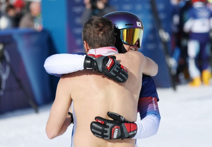 '언더독의 반란' 스노보드 김상겸, 깜짝 은메달…꽉 깨문 메달에 큰절까지 '기쁨 만끽'(상보)