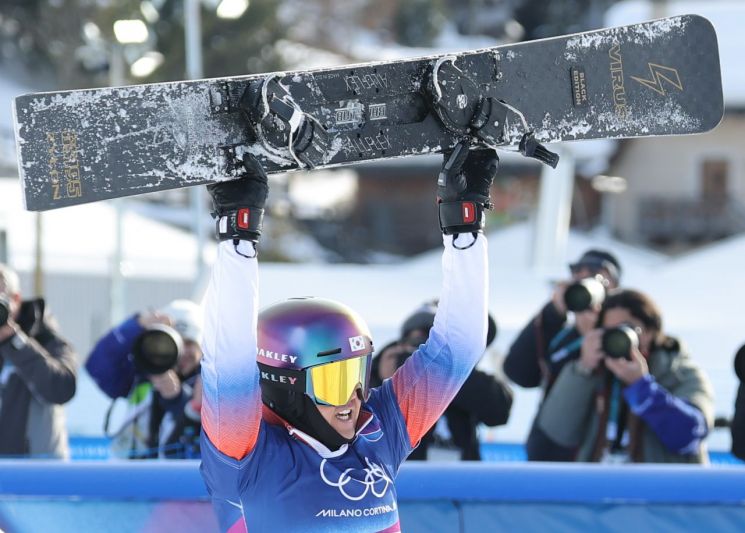 '언더독의 반란' 스노보드 김상겸, 깜짝 은메달…꽉 깨문 메달에 큰절까지 '기쁨 만끽'(상보)