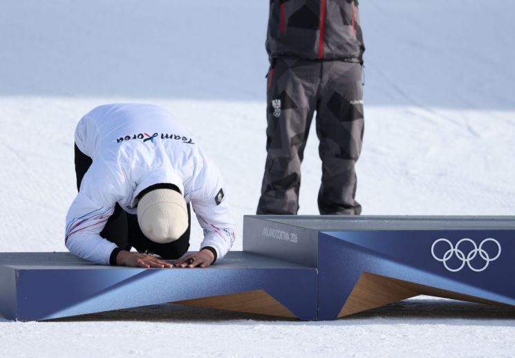 '언더독의 반란' 스노보드 김상겸, 깜짝 은메달…꽉 깨문 메달에 큰절까지 '기쁨 만끽'(상보)