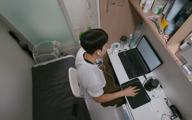 드류 빈스키가 소개한 약 2.5평 고시원의 모습. 드류 빈스키 유튜브