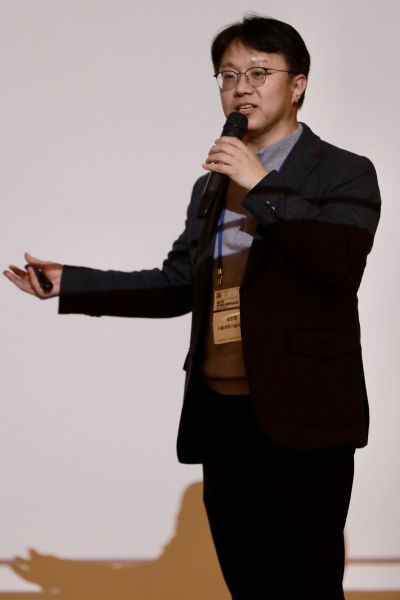 김진현 서울과기대 교수가 내년 학술대회의 개최 방향에 대해 설명하고 있다. 사진=백종민 테크 스페셜리스트