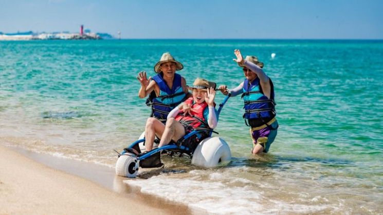 강릉 수상휠체어 체험. 사진 강릉관광개발공사