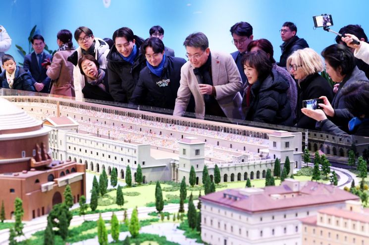 화랑대철도공원에 최근 새로 개장한 노원기차마을-이탈리아관에서 오승록 노원구청장이 방문객들에게 전시작품(대전차경기장)을 소개하고 있다. 오른쪽 두 번째 인물은 에밀리아 가토 주한 이탈리아 대사. 노원구 제공.