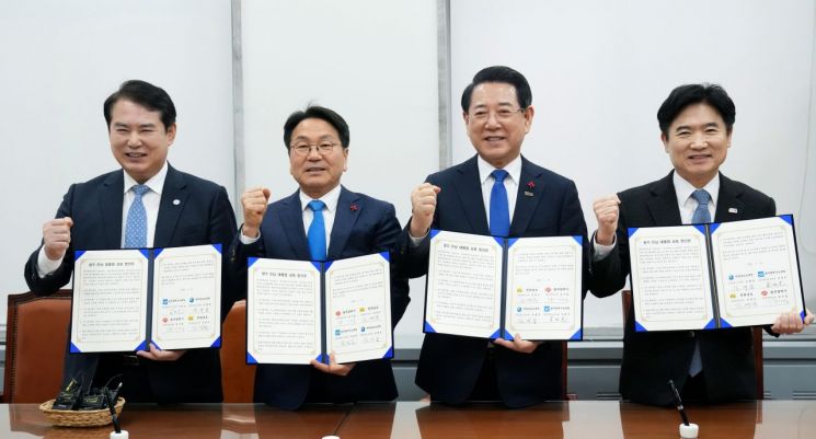 김영록 전라남도지사가 14일 서울 국회의원회관에서 열린 '광주·전남 행정통합 시도지사-교육감 4자 회담'에 참석해 강기정 광주광역시장, 김대중 전남도교육감, 이정선 광주시교육감과 공동합의문에 서명한 뒤 기념촬영을 하고 있다. 전남도