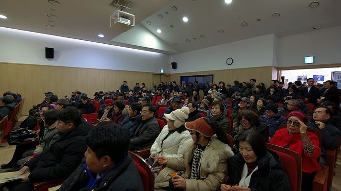 기상악화로 섬 지지층이 대거 참석하지 못했음에도 불구하고 객석을 가득 메운 참석자들의 출판기념회 호응은 뜨거 웠다. 정승현 기자