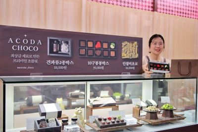 광주신세계, 아코다 팝업매장에서 직원이 시그니처 수제 초콜릿을 선보이고 있다. 광주신세계 제공