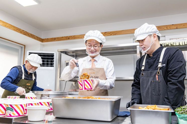 최호권 영등포구청장(가운데)과 자활근로자들이 점심에 배달할 컵밥에 음식을 담고 있다. 영등포구 제공.