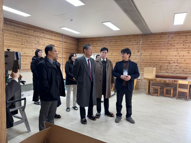 정선용 한국지방재정공제회 이사장과 이동옥 충북도 행정부지사가 괴산군 산촌 청년창업특구 현장을 둘러보고 있다. 한국지방재정공제회 제공