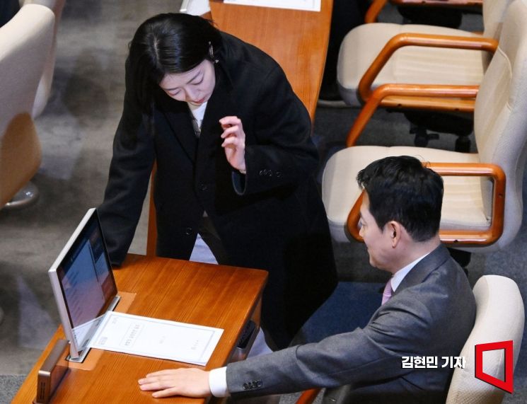 장동혁 국민의힘 대표와 배현진 의원이 9일 국회에서 열린 본회의에 출석해 대화하고 있다. 국민의힘 중앙윤리위원회는 배 의원에 대한 징계 절차에 들어간 것으로 알려졌다. 김현민 기자