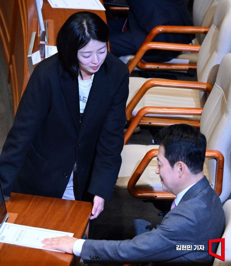 장동혁 국민의힘 대표와 배현진 의원이 9일 국회에서 열린 본회의에 출석해 대화하고 있다. 국민의힘 중앙윤리위원회는 배 의원에 대한 징계 절차에 들어간 것으로 알려졌다.2026.2.9 김현민 기자