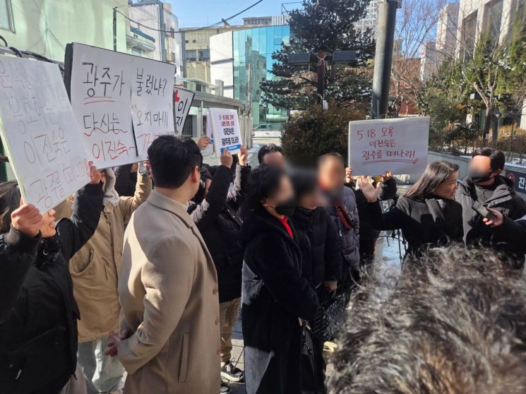 8일 오후 광주 전일빌딩245 인근 ACC디자인호텔 앞에서 시민단체 반발 속 이진숙 전 방송통신위원장이 항의 시민들과 대치하며 발언하고 있다. 광주전남촛불행동 제공