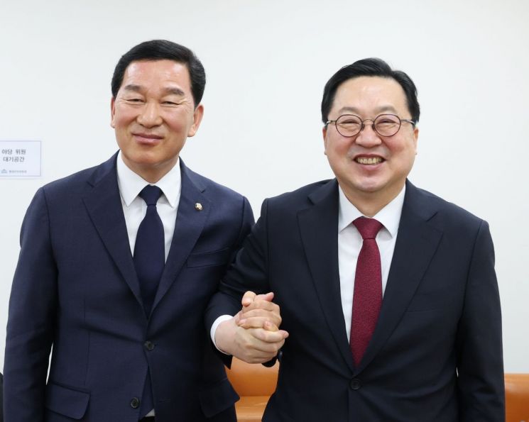 왼쪽부터 신정훈 국회 행정안전위원장, 이장우 대전시장(사진=대전시 제공)