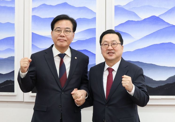 왼쪽부터 송언석 국민의힘 원내대표, 이장우 대전시장(사진=대전시 제공)