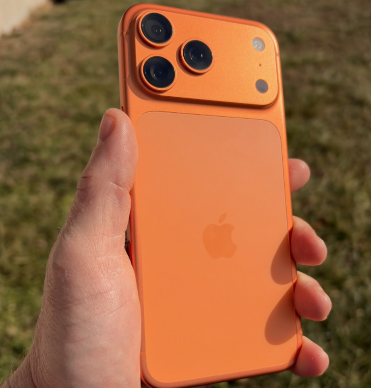 색 하나 바꿨을 뿐인데…"명품 같잖아?" 아이폰 불티나게 팔리는 中