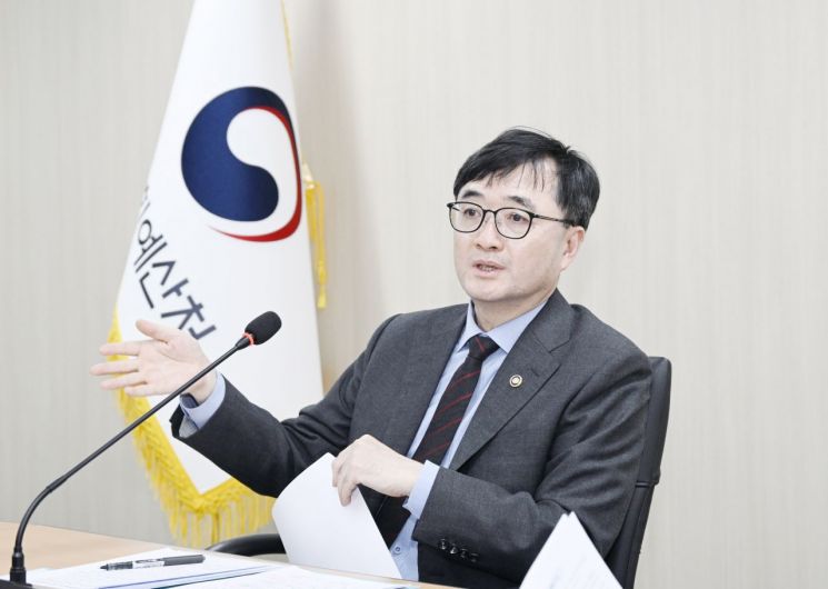 임기근 기획예산처 장관 직무대행 차관이 2월 9일 오후 KT&G 임시집무청사에서 열린 '기획예산처 Vison X 출범식'에서 참석자들과 대화하고 있다. 기획예산처