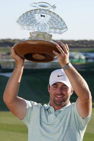 크리스 고터럽이 WM 피닉스 오픈에서 연장 우승 직후 트로피를 들어 올리며 환하게 웃고 있다. 스코츠데일(미국)=AP연합뉴스