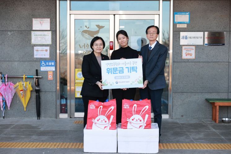 한성숙 중소벤처기업부 장관이 9일 세종 영명보육원을 방문해 위문금을 전달한 후 기념 촬영을 하고 있다. 중기부