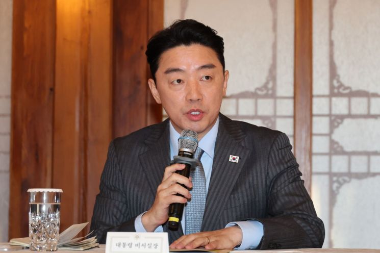 위안부 부정 도서가 공공도서관에…강훈식 "역사 왜곡의 통로로 악용 않게"