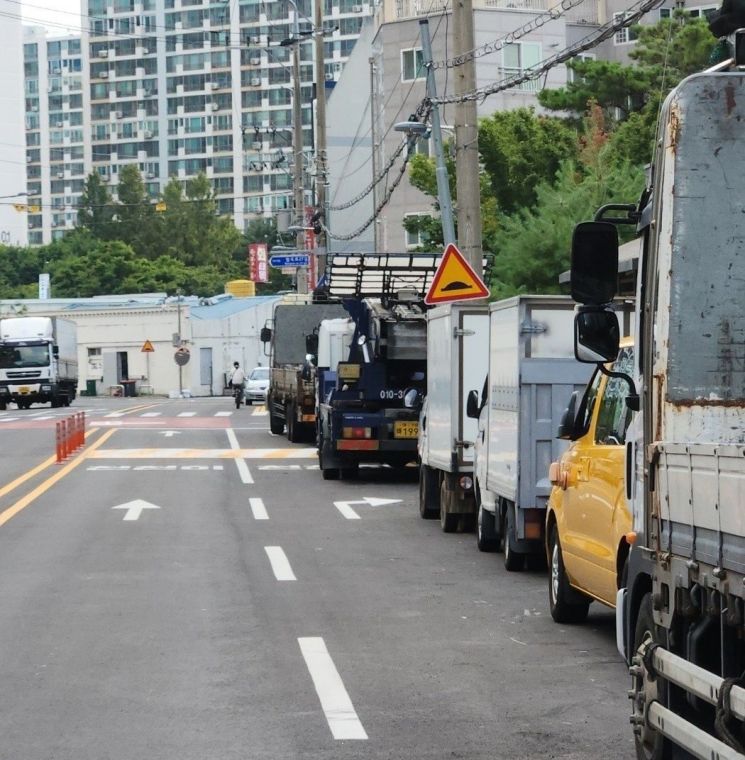 차고지가 없어 대구시내 주택단지 도로가에 세워둔 화물트럭.